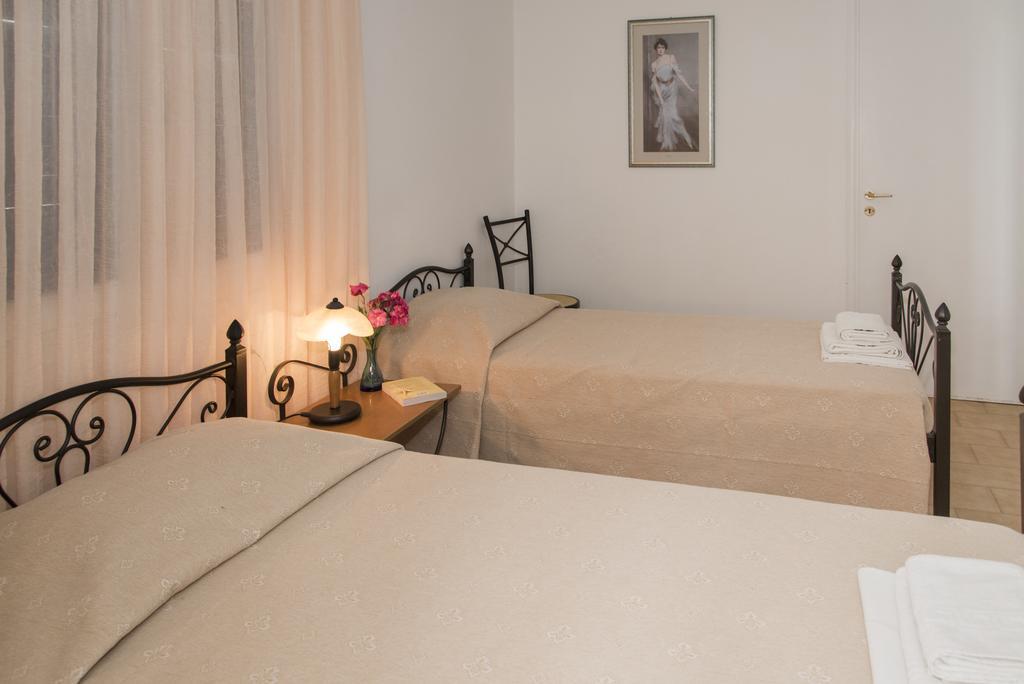 Elena Apartments Pollonia Rum bild